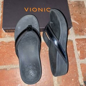 Vionic high tide black thong sandals